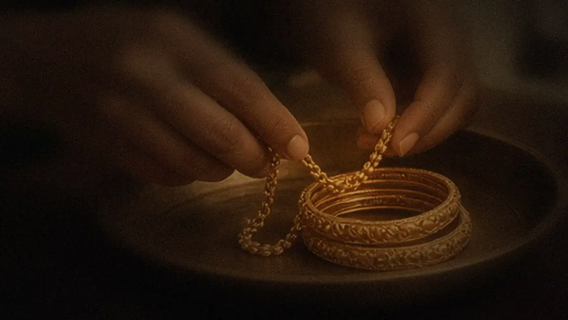 Old and broken gold jewellery on the Vyasarpadi counter